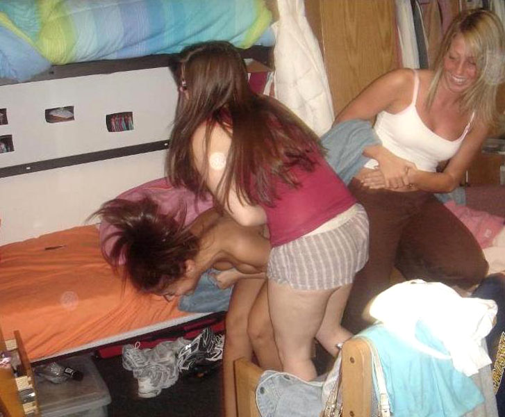 Young girls at party- drunk teenagers - amateurs pics 12