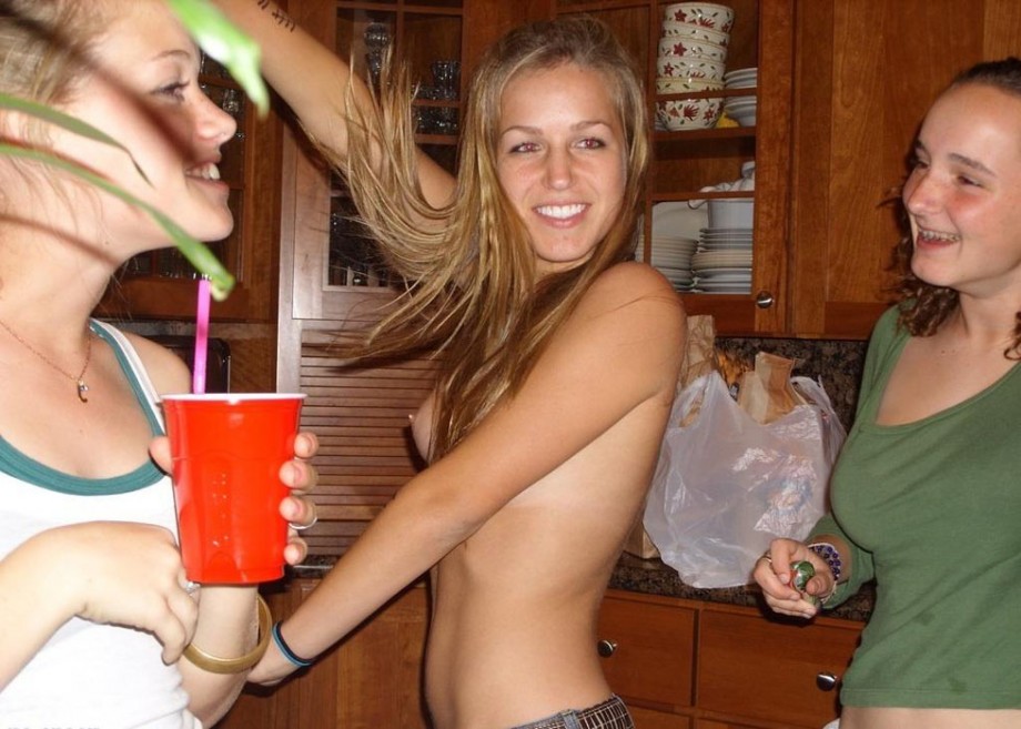 Young girls at party- drunk teenagers - amateurs pics 12