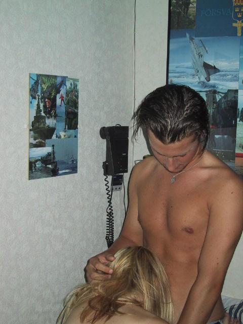 Two blondes fuck dormroon