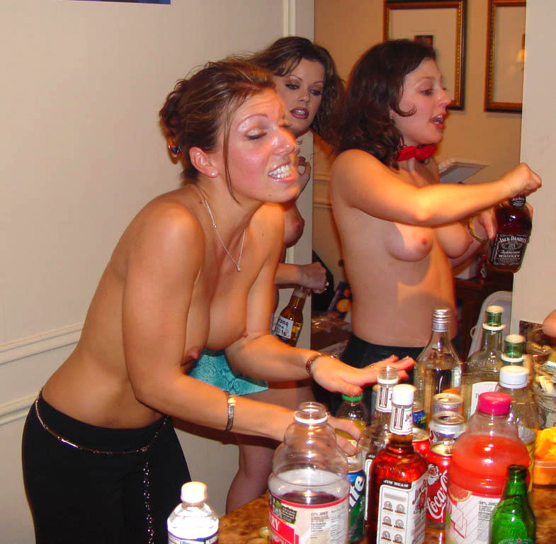 Young girls at party-  drunk teenagers - amateurs pics 13