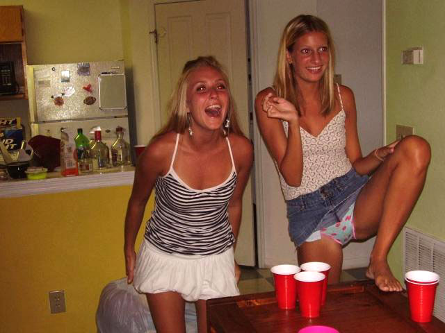 Young girls at party-  drunk teenagers - amateurs pics 13