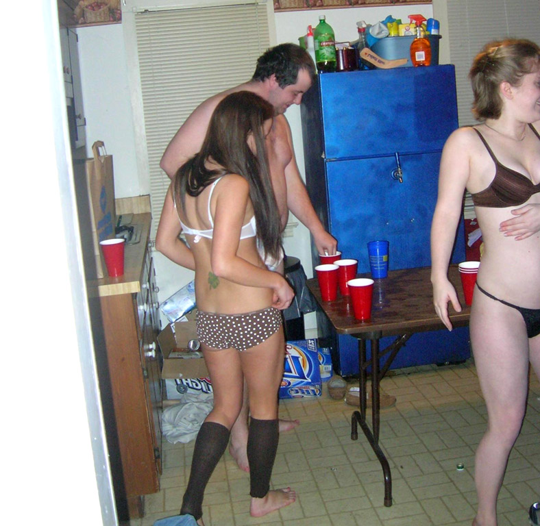 Young girls at party-  drunk teenagers - amateurs pics 14