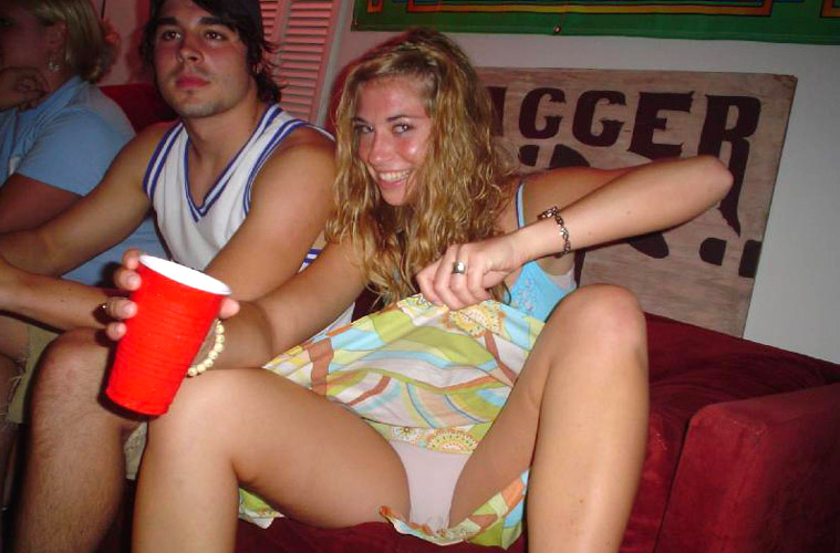 Young girls at party-  drunk teenagers - amateurs pics 14