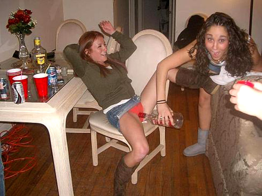 Young girls at party-  drunk teenagers - amateurs pics 14