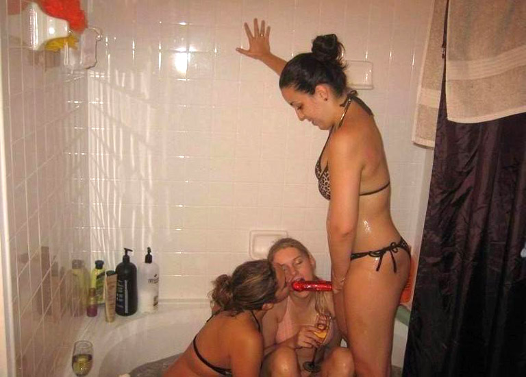 Young girls at party-  drunk teenagers - amateurs pics 14