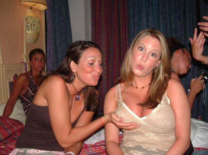 Young girls at party- drunk teenagers - amateurs pics 15