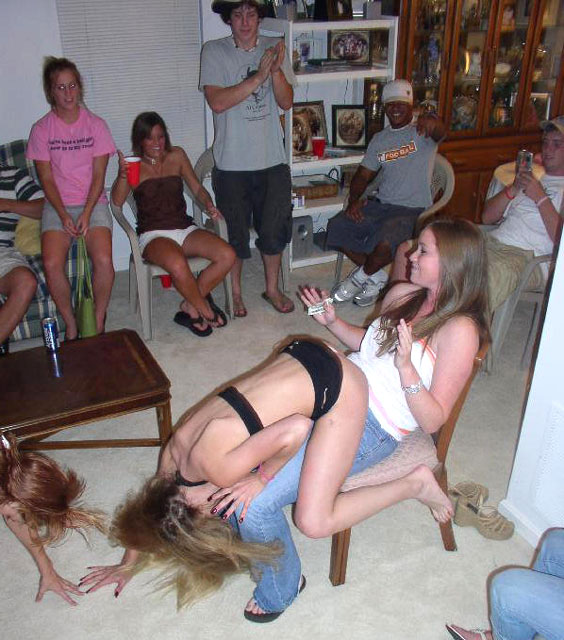 Young girls at party- drunk teenagers - amateurs pics 15