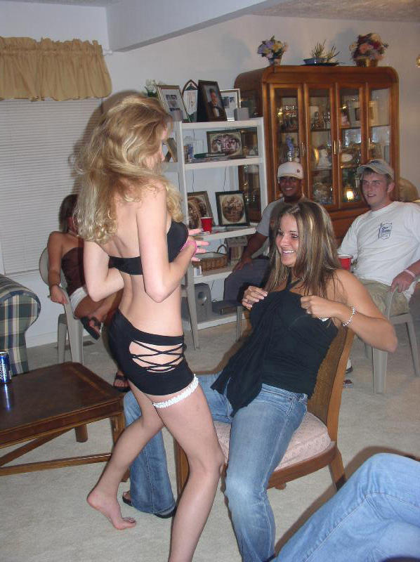 Young girls at party- drunk teenagers - amateurs pics 15