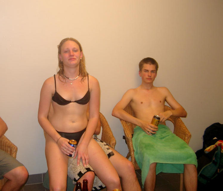 Young girls at party- drunk teenagers - amateurs pics 15