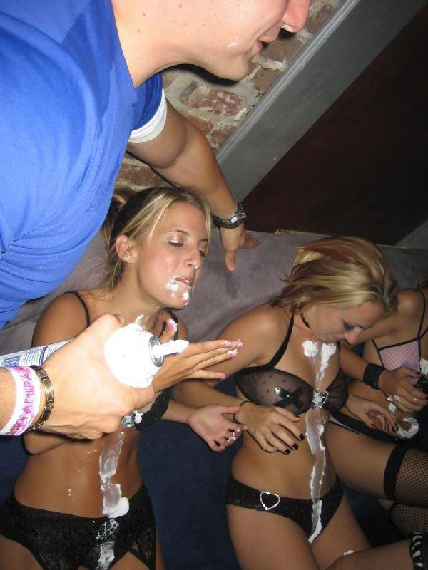 Young girls at party- drunk teenagers - amateurs pics 15