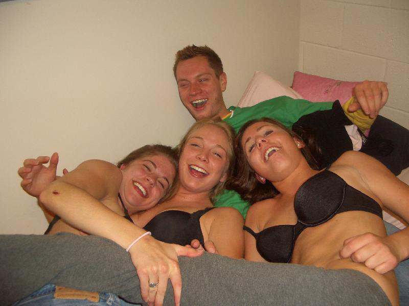 Young girls at party- drunk teenagers - amateurs pics 15