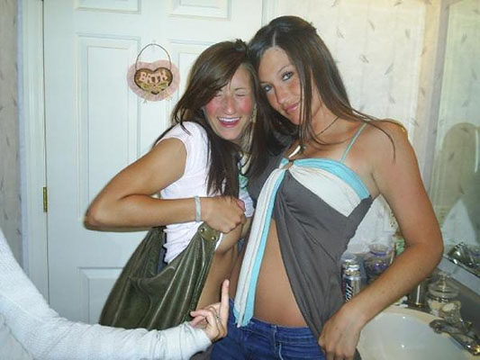 Young girls at party- drunk teenagers - amateurs pics 15