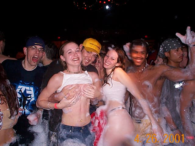 Night party - drunk teenagers - amateurs pics 01