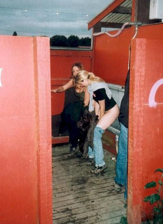 Young amateurs peeing - pissing in public no.02