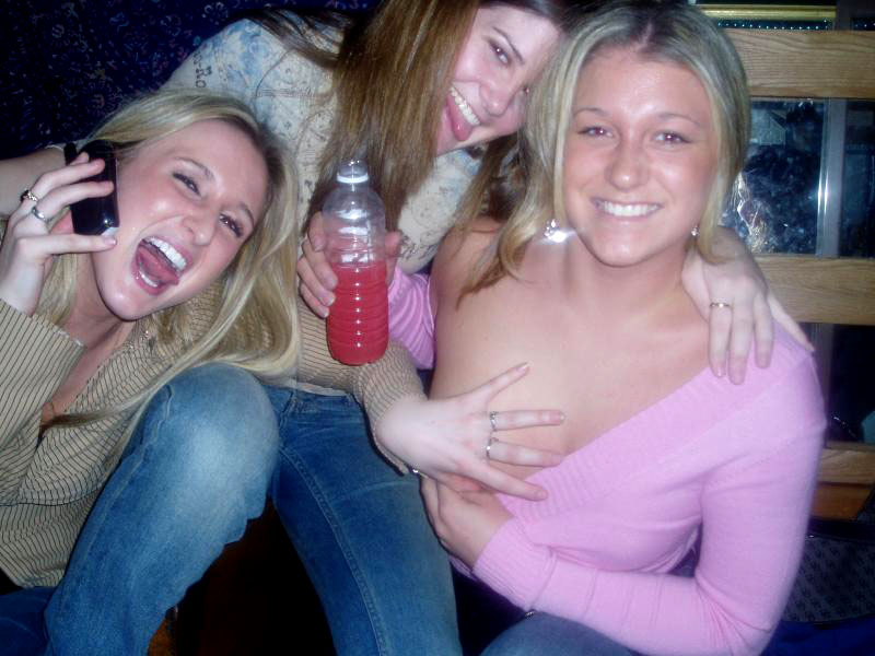 Young girls at party- drunk teenagers - amateurs pics 16 