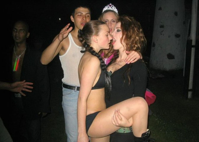 Young girls at party- drunk teenagers - amateurs pics 16 