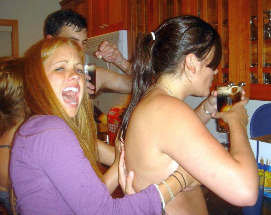 Young girls at party- drunk teenagers - amateurs pics 16 