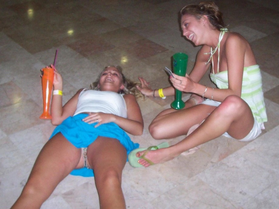 Young girls at party-  drunk teenagers - amateurs pics 17
