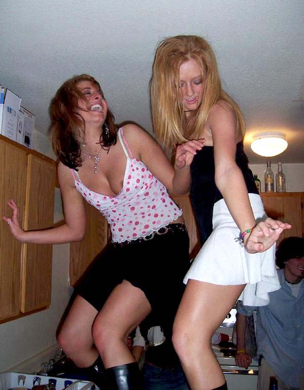 Young girls at party-  drunk teenagers - amateurs pics 17