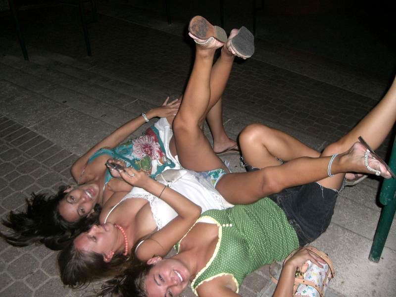 Young girls at party-  drunk teenagers - amateurs pics 17