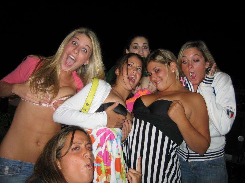 Young girls at party-  drunk teenagers - amateurs pics 17