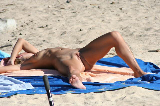 The naked beach 218 -98598