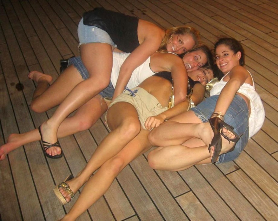 Young girls at party-  drunk teenagers - amateurs pics 18