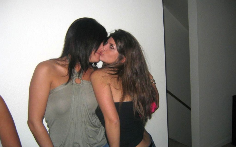 Young girls at party-  drunk teenagers - amateurs pics 18