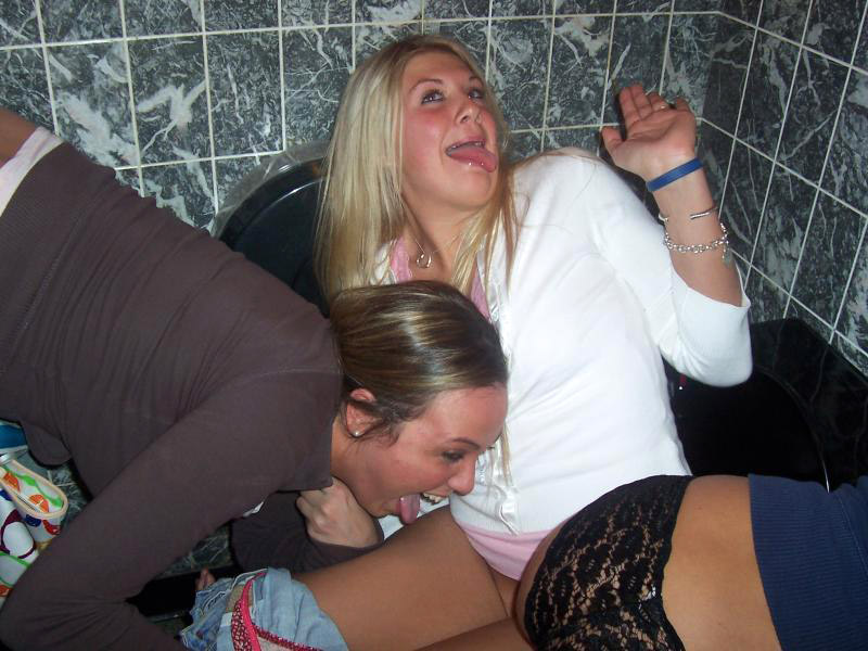 Young girls at party-  drunk teenagers - amateurs pics 18