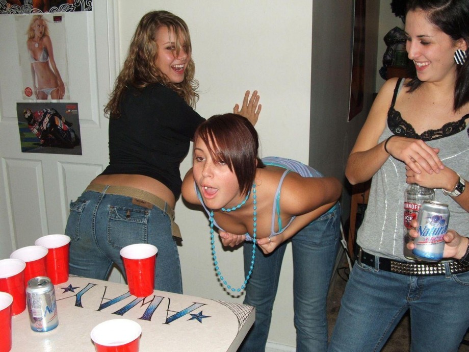 Young girls at party-  drunk teenagers - amateurs pics 18