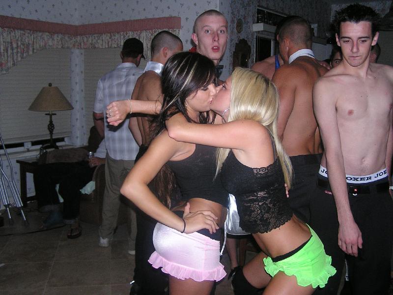 Young girls at party-  drunk teenagers - amateurs pics 18