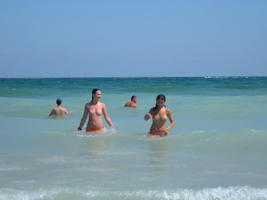 Topless beach cuties (5/7)