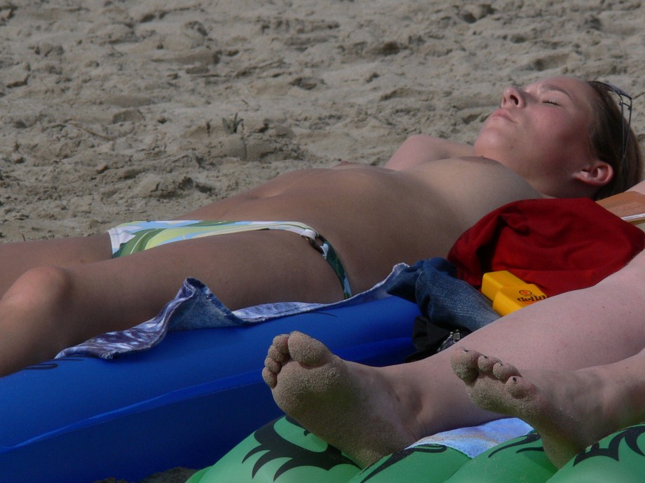 Topless beach cuties (5/7)