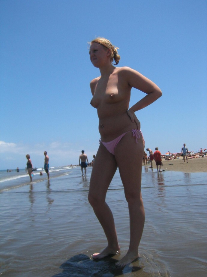 Topless beach cuties (5/7)