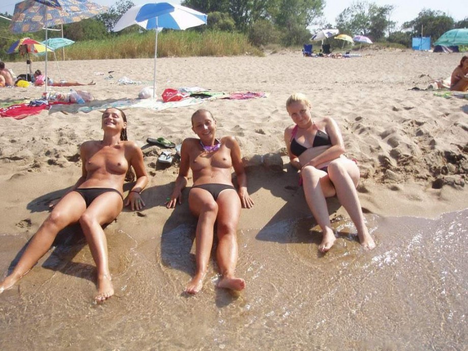 Topless beach cuties (5/7)