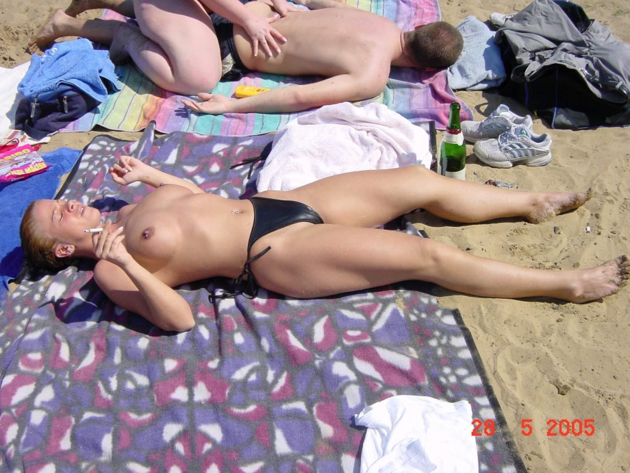 Topless beach cuties (1/7)