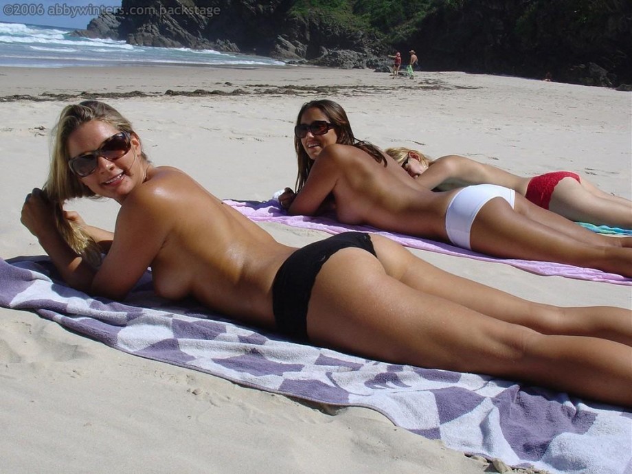 Topless beach cuties (1/7)