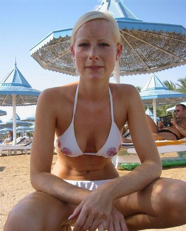 Deutsche girl zeigt ihre nasse muschi - beach pics