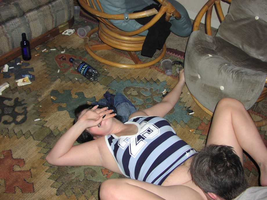 Drunk teen party, too much alcohol leads to... 