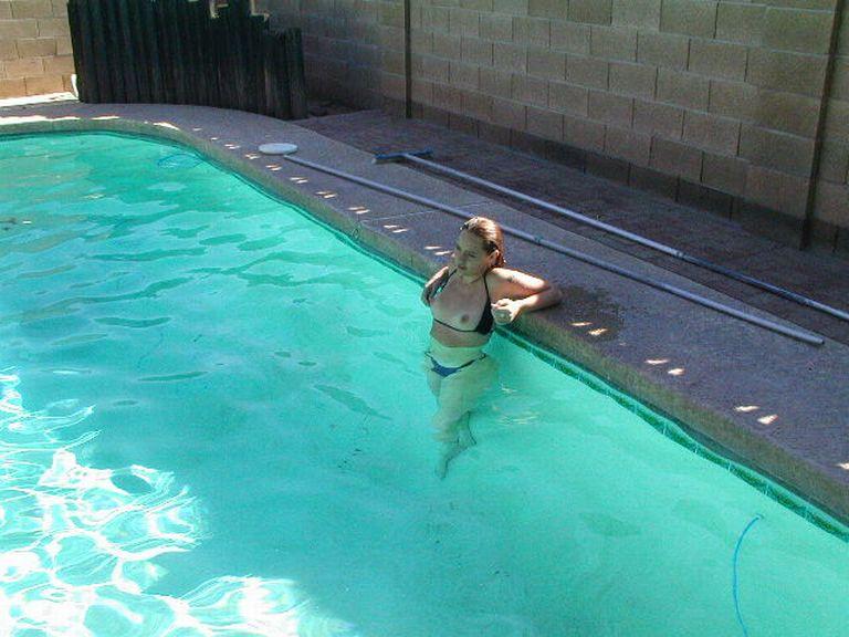 Amateur taking a nude swim 