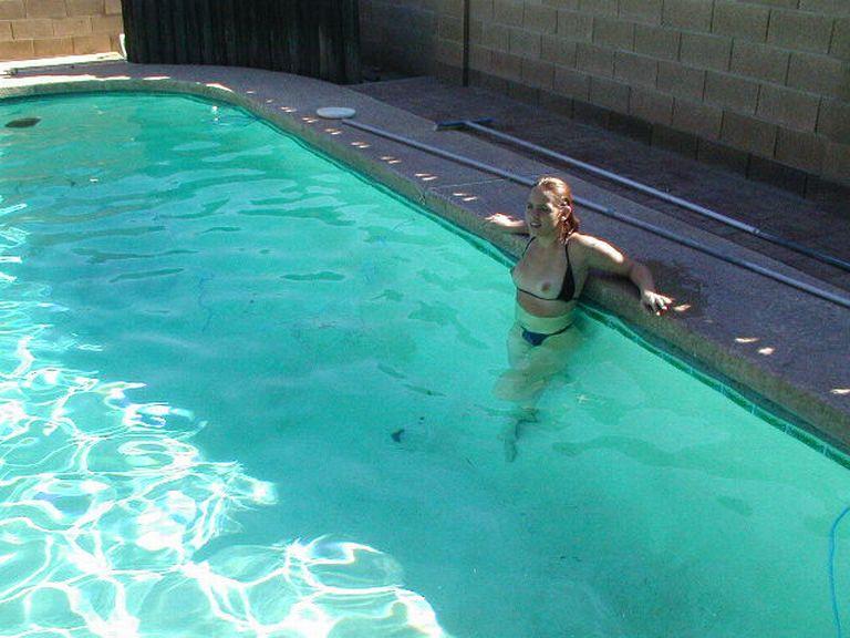 Amateur taking a nude swim 