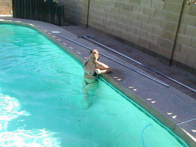 Amateur taking a nude swim 