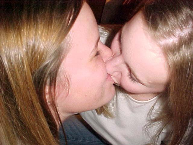 Kissing a girl 2 