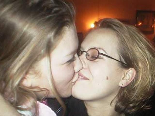 Kissing a girl 2 