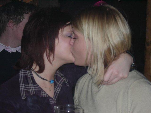 Kissing a girl 2 