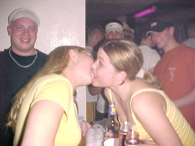 Kissing a girl 2 