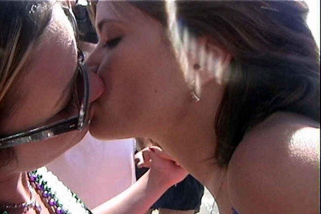 Kissing a girl 2 