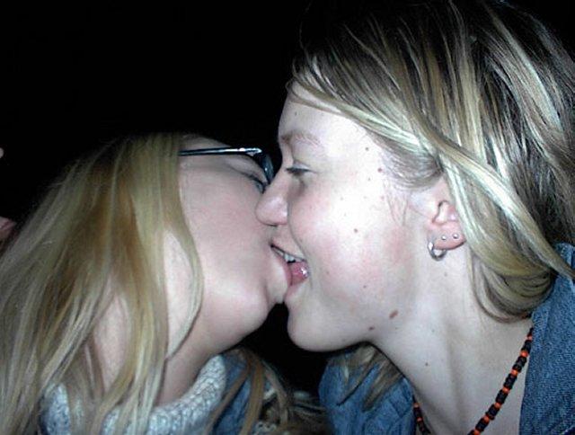 Kissing a girl 2 