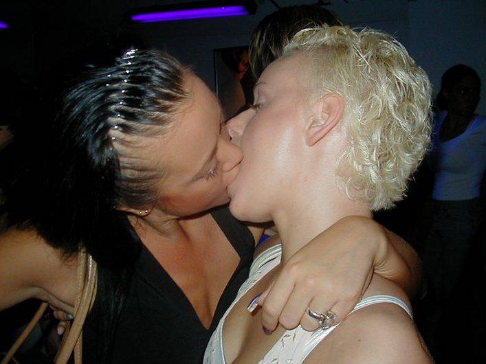 Kissing a girl 2 