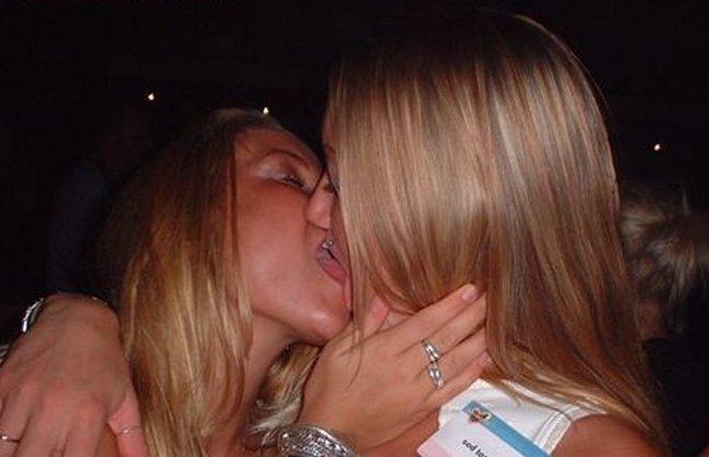 Kissing a girl 2 